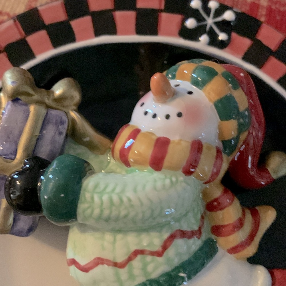 Ganz 3D Ice Skating Snowman Ceramic 7¾" Wall Plate in like new condition.